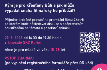 Plakát s pozvánkou na promítání filmu Chatrč následovaný diskusí o snímku pro mladé, , s datem, místem a QR kódem